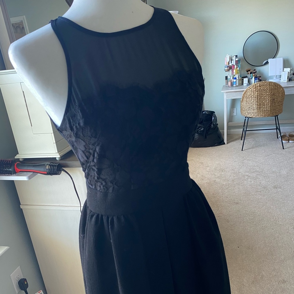 BCBG Generation size 2 eyelash lace detail, mesh back